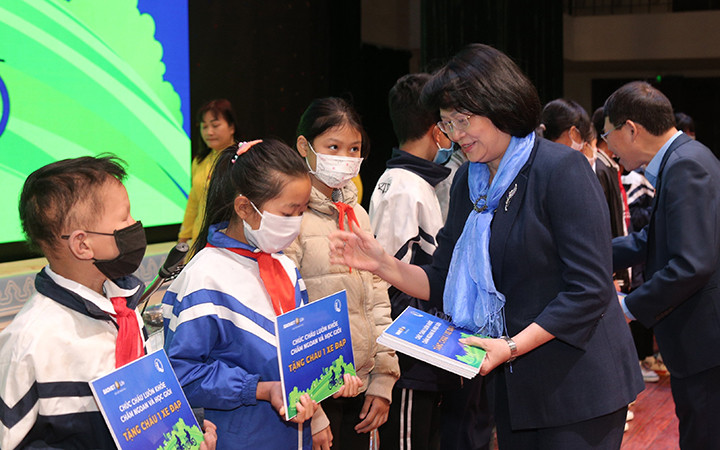 Phó Chủ tịch nước Đặng Thị Ngọc Thịnh trao quà cho các em học sinh hiếu học có hoàn cảnh khó khăn ở Bắc Giang. 