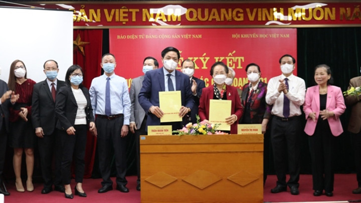 Quang cảnh lễ ký kết hợp tác giữa 2 bên. (Ảnh: Báo điện tử Đảng Cộng sản Việt Nam)