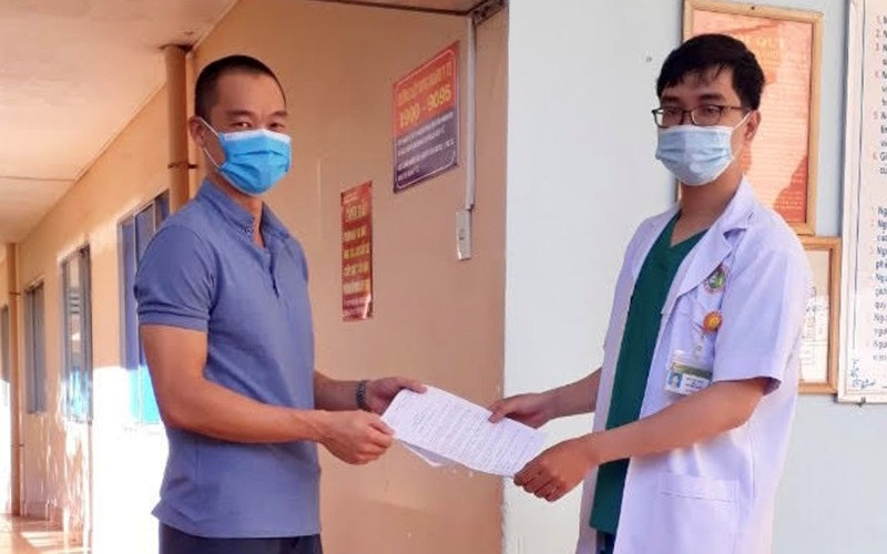 Bệnh nhân 6601 hoàn thành thời gian cách ly y tế được trao giấy ra viện.