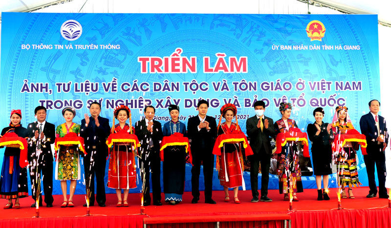 Các đại biểu cắt băng khai mạc triển lãm.