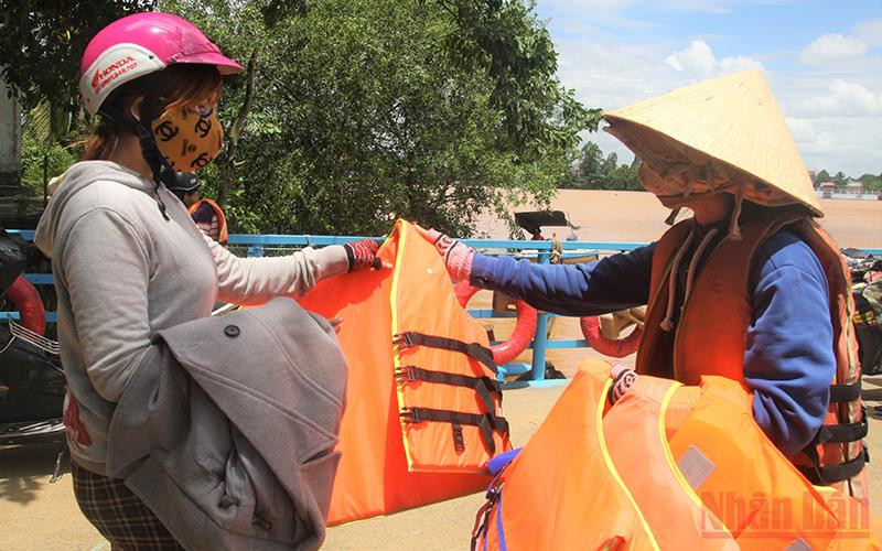 Khách đi phà từ Đồng Nai qua Bình Dương.