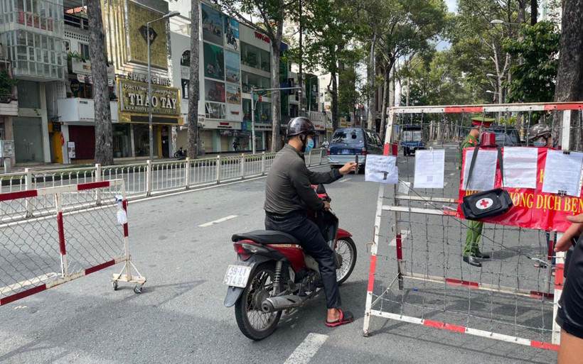 Nhờ có hệ thống camera quét mã QR, lực lượng trực chốt sẽ hạn chế được việc phải tiếp xúc gần, tránh nguy cơ lây nhiễm dịch bệnh. 