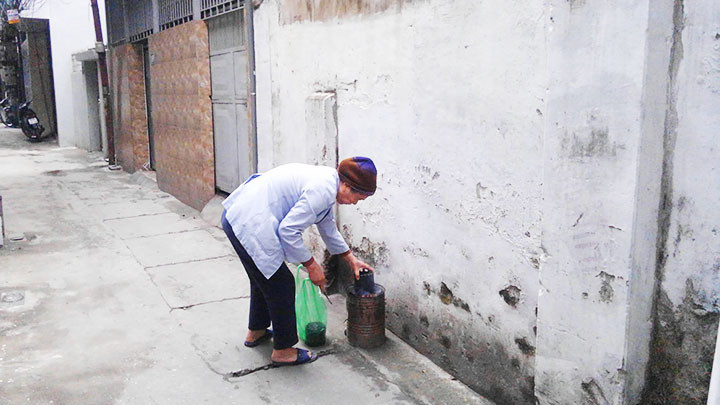 Một số người dân vẫn còn thói quen sử dụng bếp than tổ ong.