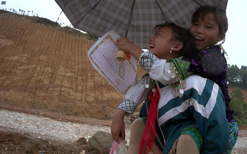 Một cảnh trong phim tài liệu "Những đứa trẻ trong sương". 