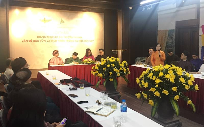 Các chuyên gia trao đổi về phát huy giá trị áo dài trong xã hội đương đại.