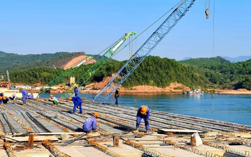 Thi công cầu Vân Tiên trên tuyến cao tốc Vân Đồn-Móng Cái.