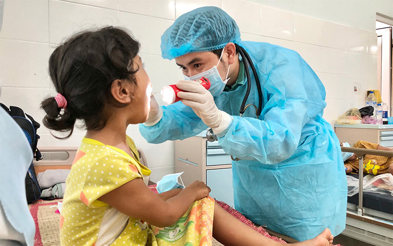 Bác sĩ Bệnh viện Sản - Nhi tỉnh Quảng Ngãi thăm khám trường hợp nghi ngờ mắc bệnh hầu. 