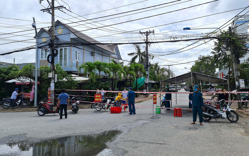 Bên trong khu vực tạm phong toả, xe tôm nằm chờ nhập hàng vào nhà máy chế biến của Tập đoàn thuỷ sản Minh Phú. (ảnh chụp sáng 7/9).
