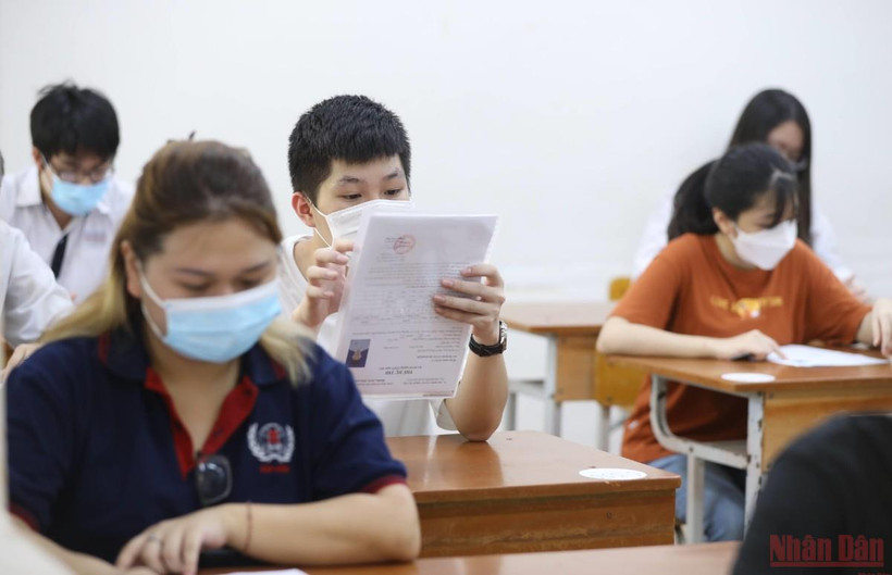 Việc Sở Giáo dục và Đào tạo Hà Nội vẫn giữ nguyên 100 chỉ tiêu tuyển sinh vào hệ song bằng cấp 3 khiến rất nhiều phụ huynh và học sinh bất ngờ và lo lắng. (Ảnh: SƠN BÁCH)