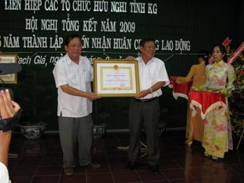 Ông Lê Văn Hồng đón nhận huân chương lao động hạng nhất.