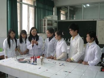 Giờ thực hành thí nghiệm tiêu bản tế bào của sinh viên trường đại học Sư Phạm (Đai hoc Thái Nguyên).