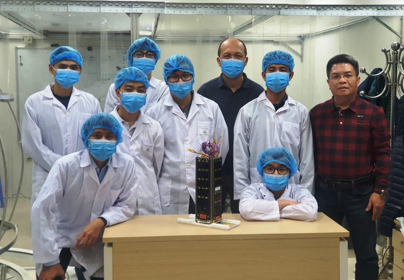 PGS, TS Phạm Anh Tuấn, Tổng Giám đốc Trung tâm Vũ trụ Việt Nam cùng các nhà khoa học phát triển vệ tinh NanoDragon.
