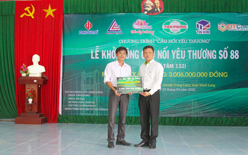 Lãnh đạo Công ty Nhựa Tiền phong trao bảng tượng trưng. (Ảnh: BÁ DŨNG) 