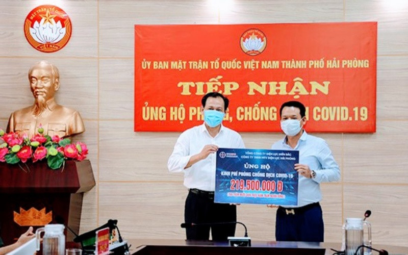 Đại diện lãnh đạo Công ty TNHH MTV Điện lực Hải Phòng trao kinh phí ủng hộ phòng, chống Covid-19.