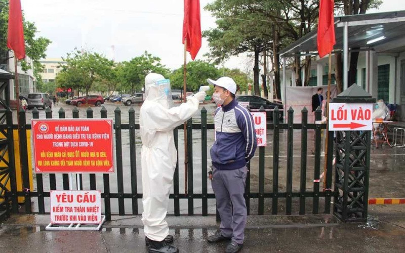 Kiểm tra thân nhiệt tại Bệnh viện Đa khoa Khu vực Cẩm Phả.