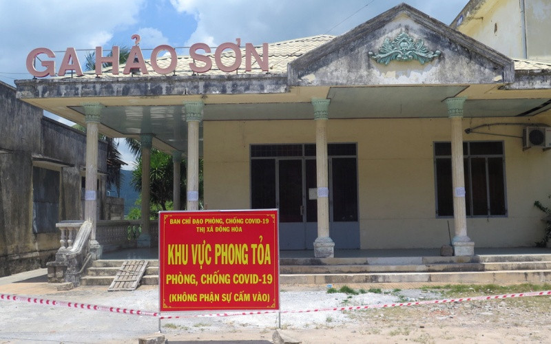 Ga Hảo Sơn, xã Hòa Xuân Nam, thị xã Đông Hòa phong tỏa, tạm dừng đón tàu bắc-nam để chống dịch.