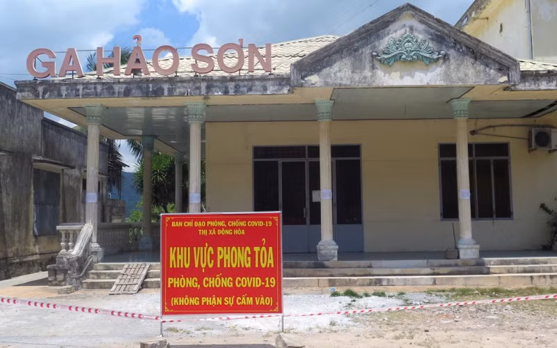 Ga Hảo Sơn, xã Hòa Xuân Nam, thị xã Đông Hòa phong tỏa, tạm dừng đón tàu bắc-nam để chống dịch.