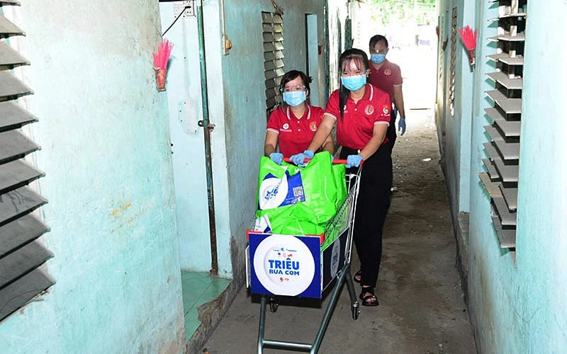 Các tình nguyện viên của chương trình “Triệu bữa cơm” đến hỗ trợ những người có hoàn cảnh khó khăn tại các khu dân cư chịu ảnh hưởng của đại dịch Covid-19.