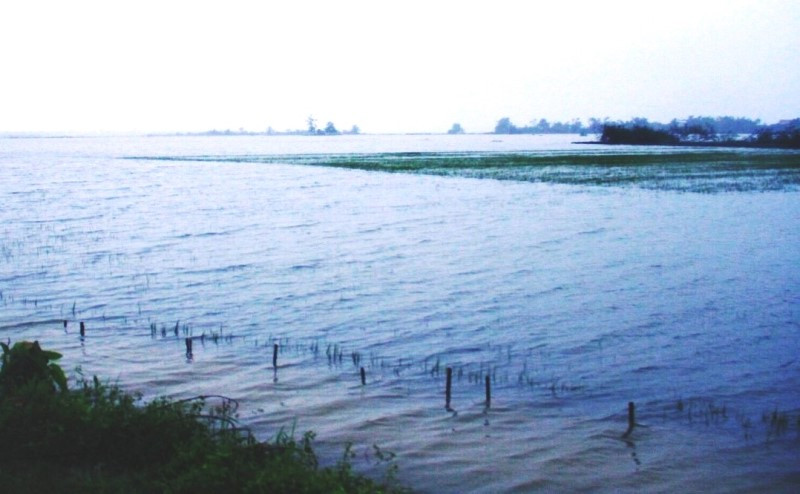 Tại khu vực vùng hạ lưu sông Bồ và sông Ô Lâu, mưa lớn trong những ngày qua khiến nước sông dâng cao, nhiều tuyến đường ngập nặng.