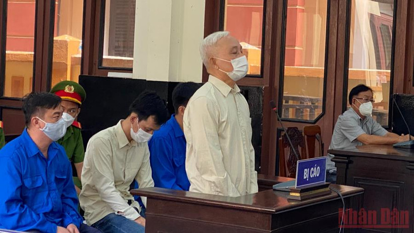 Bác sĩ Nguyễn Văn Ngưu nghe tuyên án.