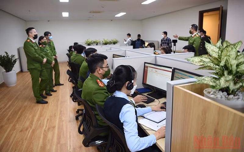 Tổng đài hỗ trợ căn cước công dân và quản lý dân cư tại C06, Bộ Công an (Ảnh: Lê Tú)