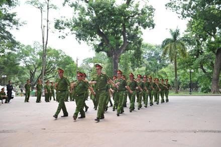 Các cán bộ chiến sĩ Cục Chính trị hậu cần Cảnh sát quản lý hành chính tập điều lệnh.