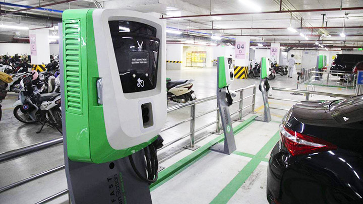Một trạm sạc cho xe điện tại Hà Nội.