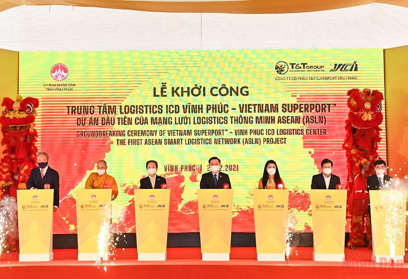 Chủ tịch Quốc hội Vương Đình Huệ cùng các đại biểu bấm nút khởi công dự án. (Ảnh: DUY LINH)