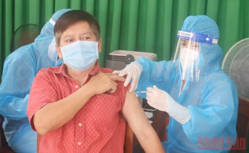 Người dân được tiêm vaccine phòng Covid-19.