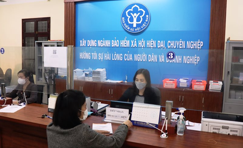 Người lao động đến làm thủ tục nhận hỗ trợ theo Nghị quyết 116 của Chính phủ tại Bảo hiểm xã hội tỉnh Hà Nam.