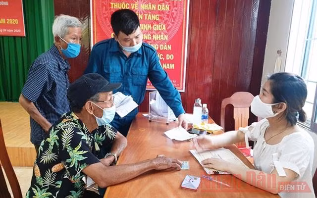 Chi trả hỗ trợ người dân gặp khó khăn do dịch Covid-19 ở Đà Nẵng (Ảnh: Anh Đào).