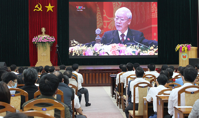 Hơn 600 cán bộ, học viên thuộc Học viện Chính trị khu vực III chăm chú theo dõi phiên khai mạc Đại hội.