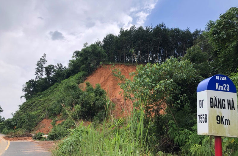 Các điểm sạt lở chưa có dấu hiệu dừng lại.