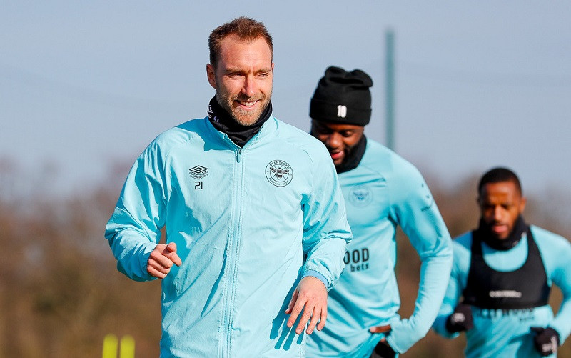 Eriksen trong buổi tập đầu tiên với các đồng đội tại đội bóng mới Brentford ngày 7/2/2022. (Ảnh: Brentford FC)
