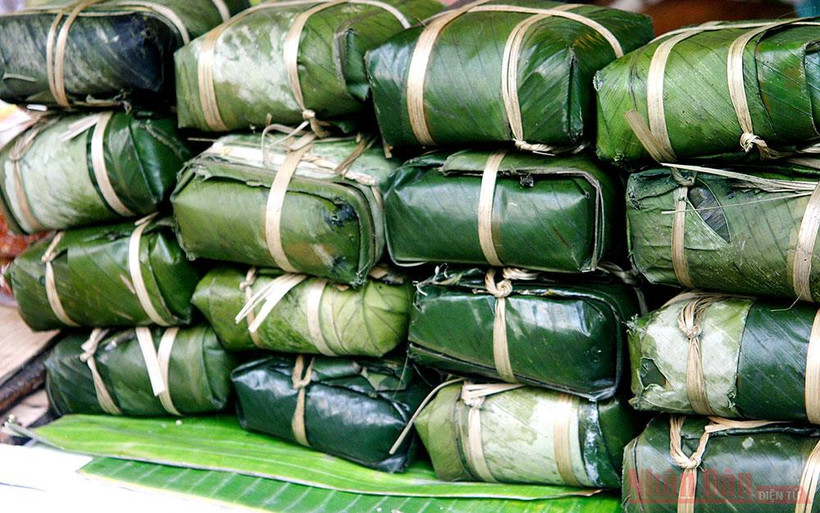 Nhiều người giữ thói quen tự gói bánh chưng cho gia đình dịp Tết. Ảnh: NGÔ VƯƠNG ANH