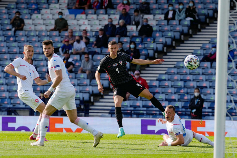 Ivan Perisic "nổ súng" giữ hy vọng cho Croatia. (Ảnh: EURO)