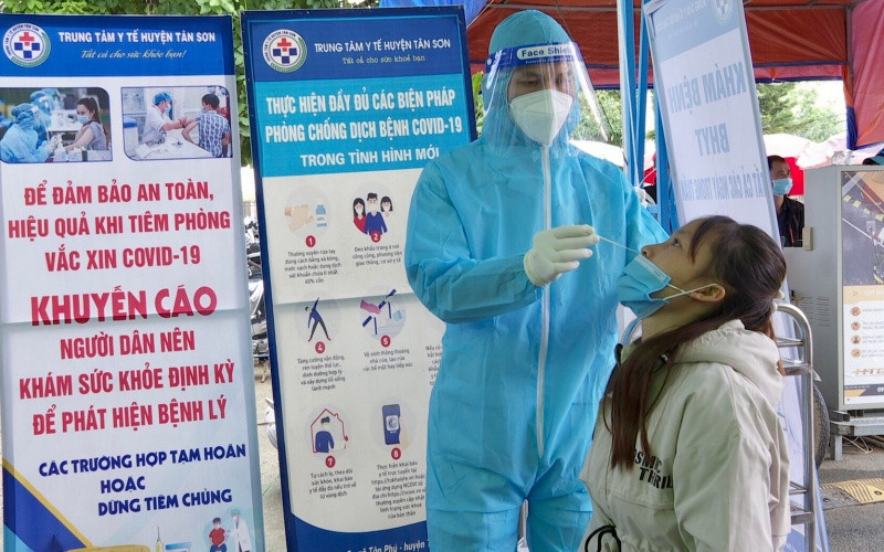 Lấy mẫu xét nghiệm sàng lọc Covid-19 cho học sinh tại những địa bàn có dịch.