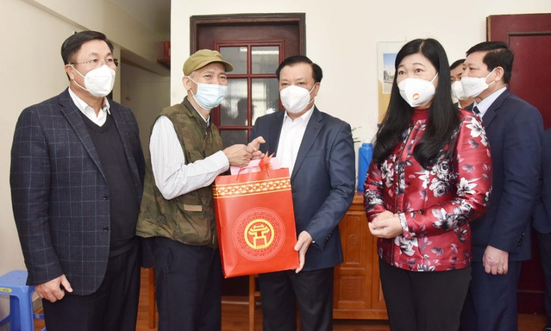 Bí thư Thành ủy Hà Nội Đinh Tiến Dũng tặng quà cho thương binh Bùi Văn Phùng tại phường Hoàng Liệt, quận Hoàng Mai.