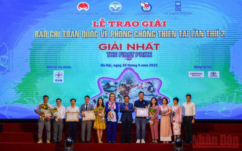 Các tác giả đoạt giải Nhất cuộc thi Báo chí toàn quốc về Phòng, chống thiên tai lần thứ hai.