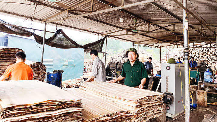 Anh Đào Viết Tống (quần áo xanh) đang hướng dẫn công nhân làm việc.