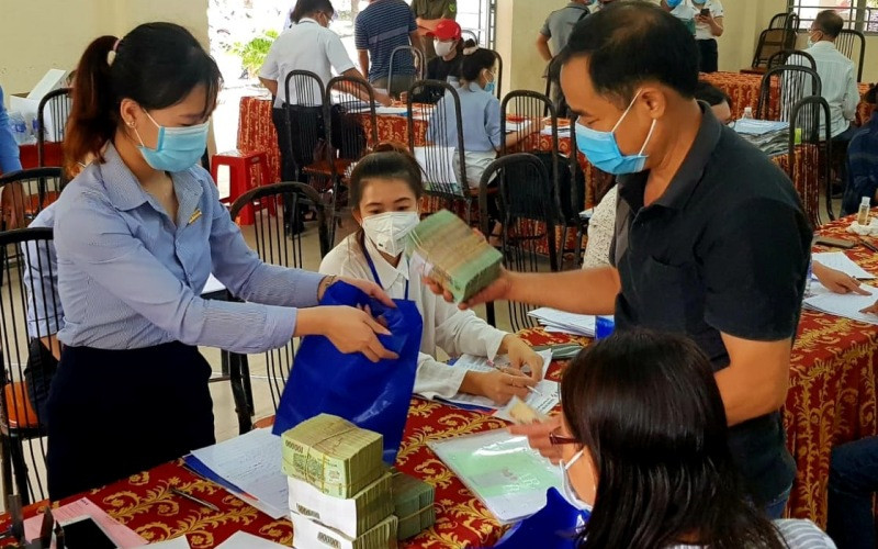 Người dân nhận tiền bồi thường, hỗ trợ dự án Cảng HKQT Long Thành.