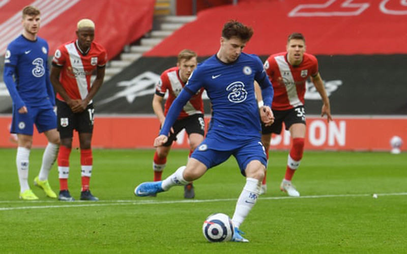 M. Mount (áo xanh) sút phạt 11m gỡ hòa 1-1 cho Chelsea.