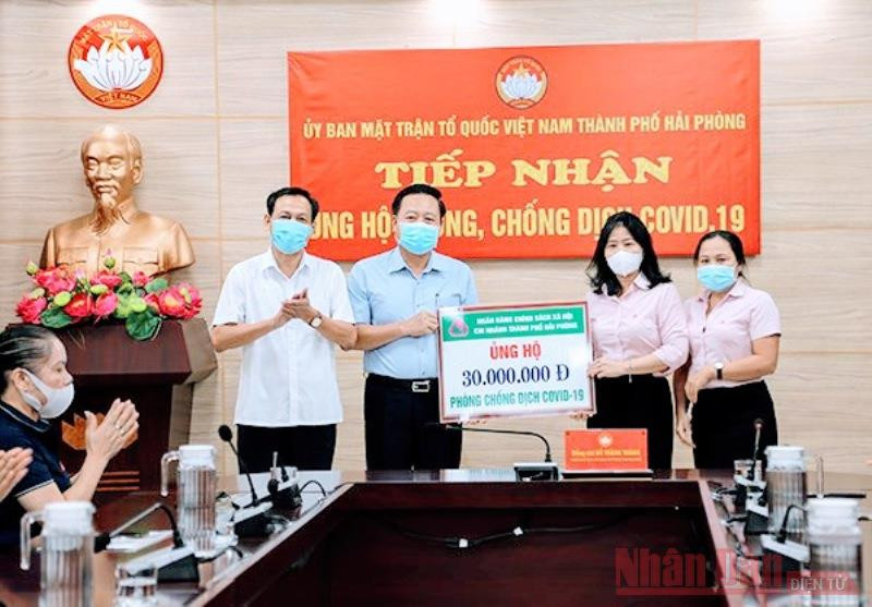 Tiếp nhận ủng hộ của Ngân hàng chính sách xã hội Chi nhánh TP Hải Phòng.