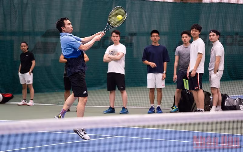 Nhiều trận đấu gay cấn diễn ra ngay sau lễ khai mạc.