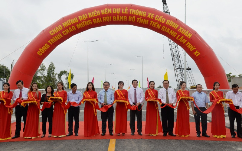 Các đại biểu cắt băng khánh thành cầu Bình Xuân.
