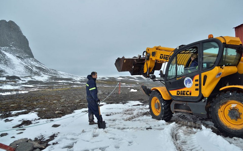 Các nhà khoa học Argentine chuẩn bị lấy mẫu đất ở Nam Cực, phục vụ dự án nghiên cứu sử dụng các vi sinh vật bản địa để làm sạch ô nhiễm do các loại nhiên liệu gây ra. (Ảnh: Reuters)