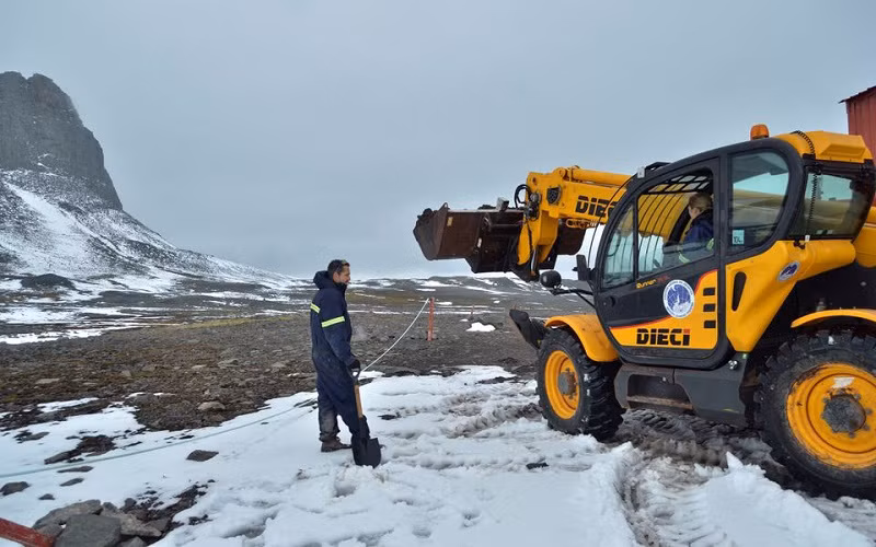 Các nhà khoa học Argentine chuẩn bị lấy mẫu đất ở Nam Cực, phục vụ dự án nghiên cứu sử dụng các vi sinh vật bản địa để làm sạch ô nhiễm do các loại nhiên liệu gây ra. (Ảnh: Reuters)