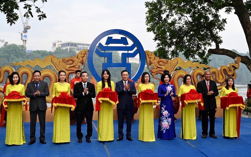 Các đồng chí lãnh đạo thành phố và các đại biểu cắt băng khai mạc triển lãm. (Ảnh: DUY LINH)