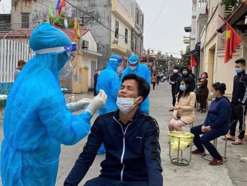Lấy mẫu xét nghiệm nhanh các cụm dân cư có người nhiễm Covid-19 ở TP Hải Dương.