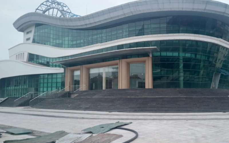 Nhà hát Ca múa nhạc dân gian Việt Bắc được xây dựng chín năm chưa xong. 